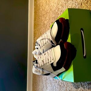 Look at these like new Sam Edelman Layla sneakers. Only worn once.